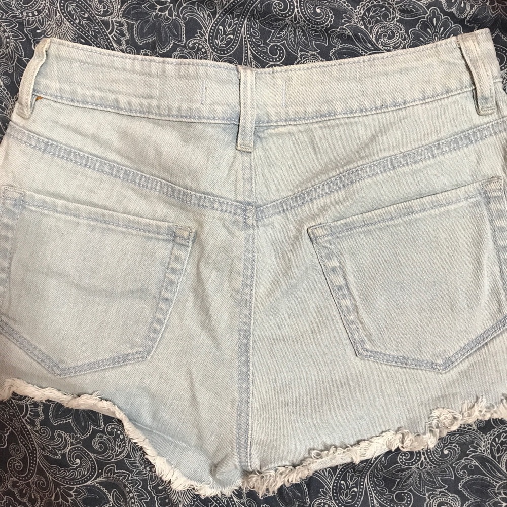 Bullhead Jean shorts cute design on front - Picture 3 of 3